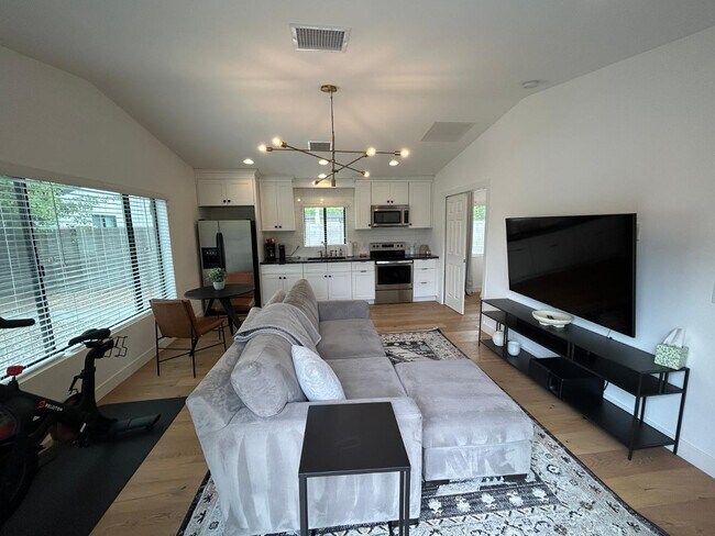 Building Photo - 4016 E Avalon Dr