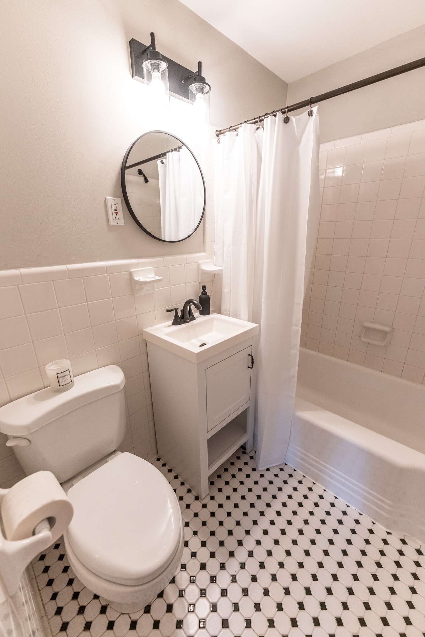 Full Bath - 202 S Virginia Ave