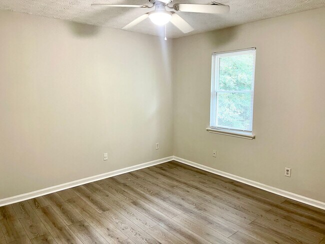 Building Photo - Welcome to this sleek and modern 2 bedroom...