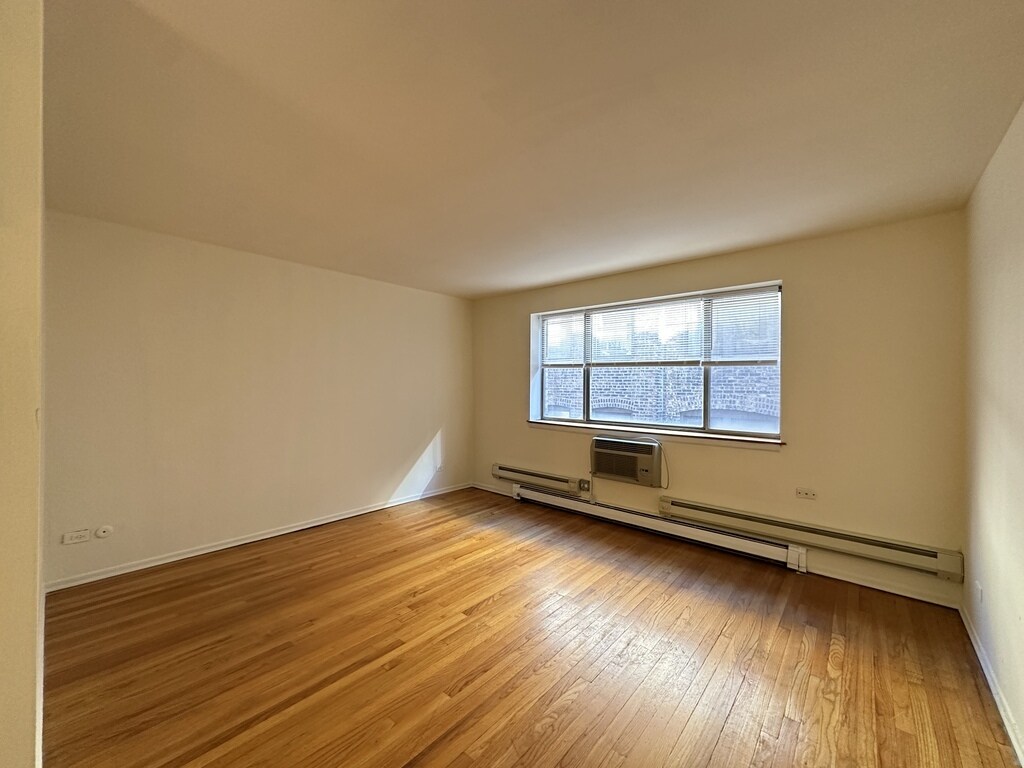 Building Photo - 665 W Wrightwood Ave