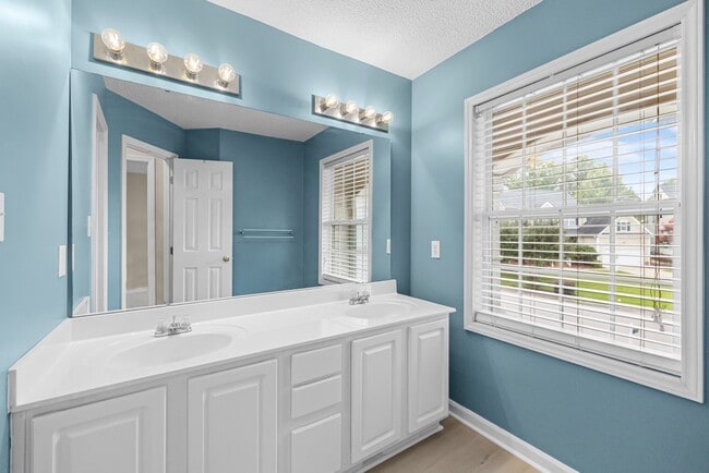 Building Photo - 108 Castlebury Creek Ct