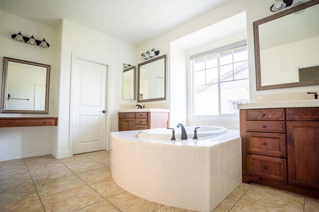 Building Photo - Exceptional estate Located In the highly desirable College Park Community.