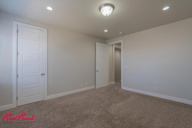 Building Photo - Pet Friendly 4 Bedroom Home! Internet Incl...