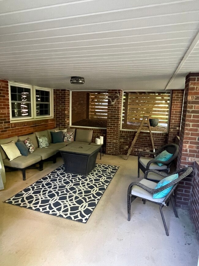 Building Photo - 3111 Prytania Rd