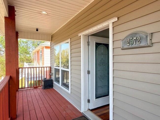 Building Photo - 2572 Gulf Breeze Ave