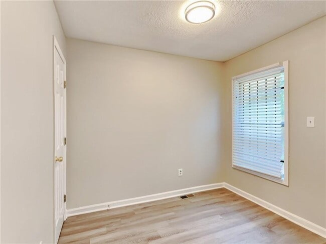 Building Photo - 729 Cooper St SW