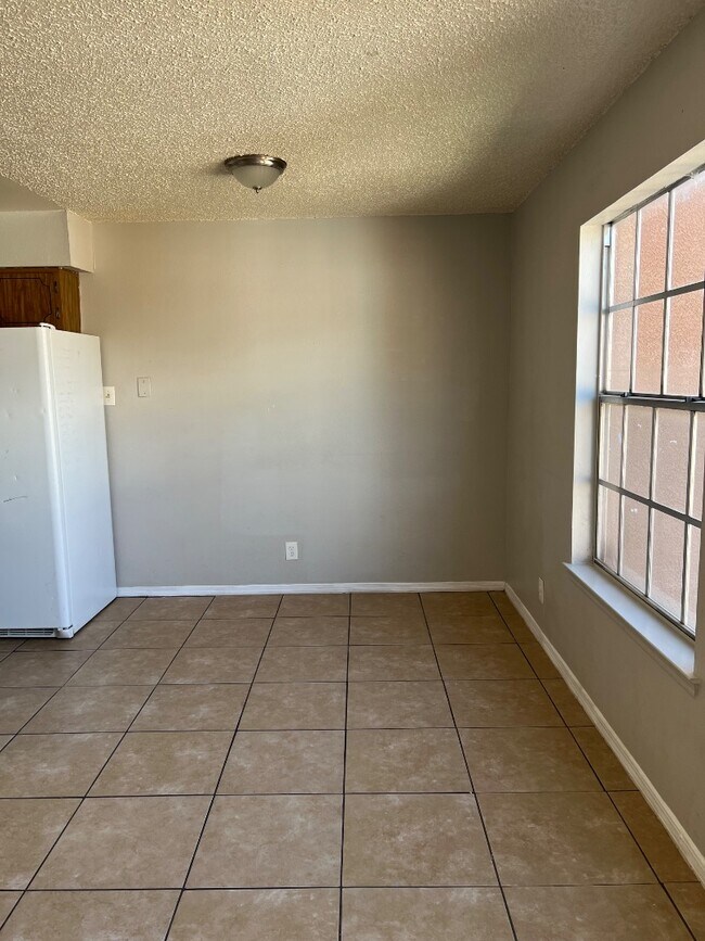 Building Photo - 920 San Pedro Dr SE