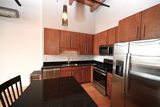 Building Photo - 770 W Gladys Ave