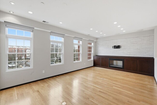 Building Photo - This exceptional West Market location is just steps from Reston Town Center, offering convenient ...