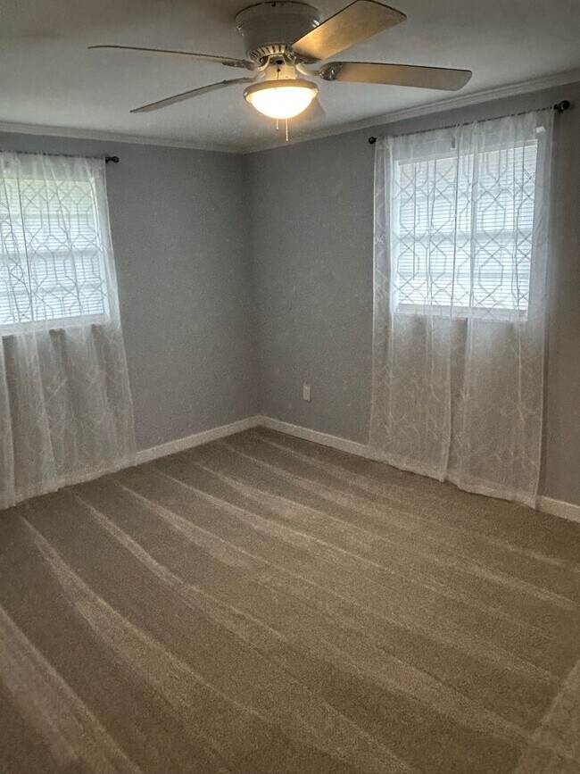 Building Photo - 4BD/2BA on the Island!