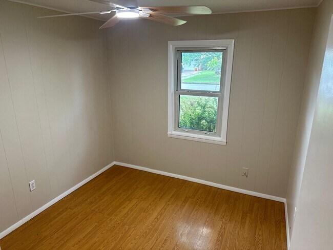 Building Photo - Available June 1st! 4-Bedroom, 1-Full Bath...