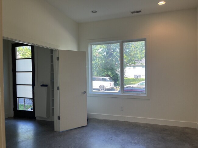 Building Photo - "Spacious Urban Living: 3-Bedroom Townhouse with 3.5 Baths in Nashville's Vibrant Core!" STUNNING...
