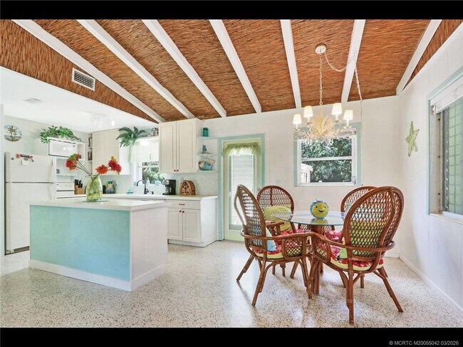 Building Photo - 1905 NE River Ct