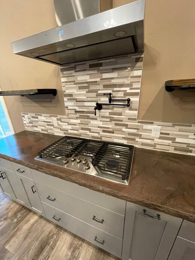 Building Photo - Beautiful Pet Friendly Home