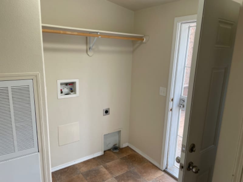 Building Photo - 699-495 Circle Ct