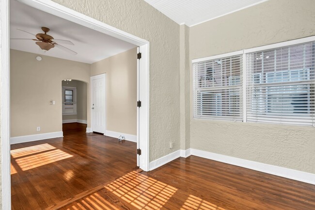 Building Photo - Charming and Spacious 2BR/1BA Unit in Hist...