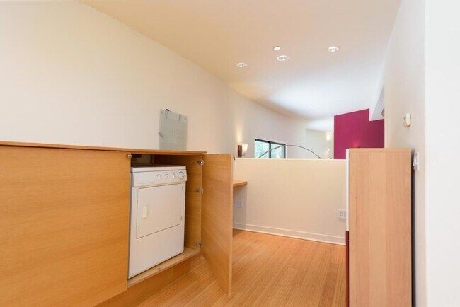 Building Photo - 3527 Oak Knoll Dr