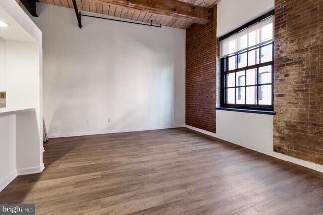 Building Photo - 303 Vine St