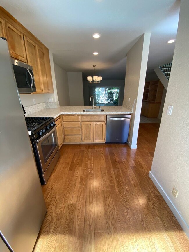Building Photo - $4900-  Mountain View Townhouse-2 bedroom 2.5 bath.