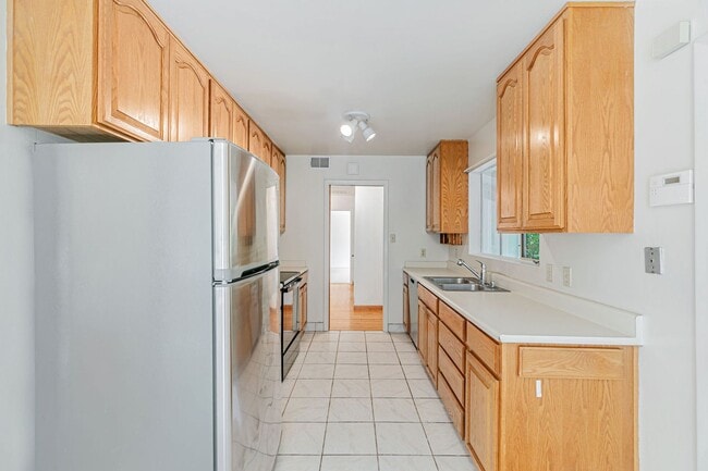 Building Photo - Classic Ranch Style Home in Top School Dis...