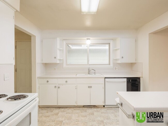 Building Photo - For Rent – Spacious 5 Bedroom Home in Spokane Valley