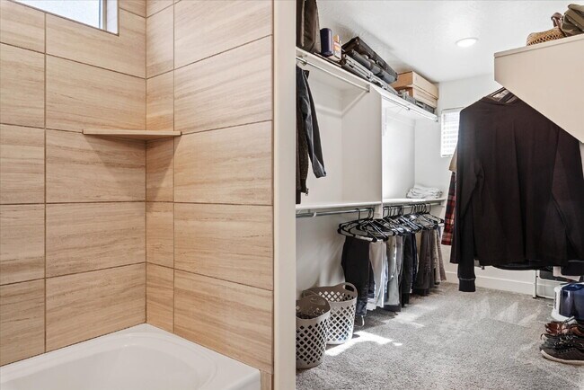 Building Photo - "Spacious 4-Bedroom Townhouse Retreat on S...