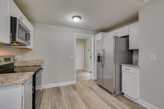 Building Photo - 2 Bed/1 Bath just minutes from Augusta University and Surrey Center, featuring granite countertop...