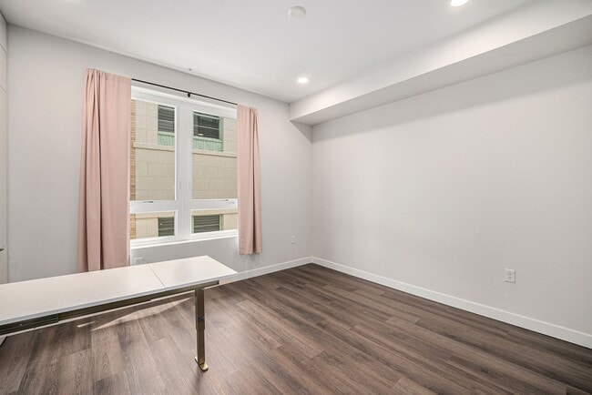Building Photo - Centrally located 1 bedroom in the heart o...