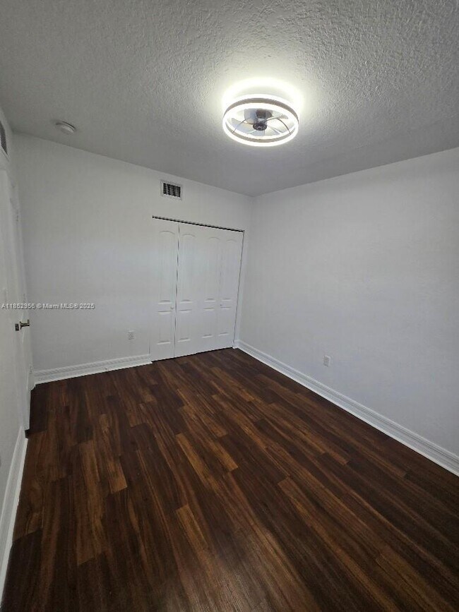 Building Photo - 1701 N Treasure Dr
