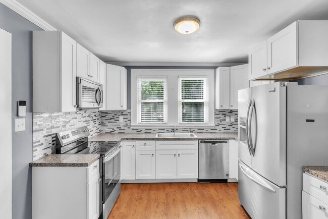 Building Photo - Cozy 2 Bed / 1 Bath Bungalow Near the Blue Ridge Mountains on Nearly 1 Acre $1,595/mo rent