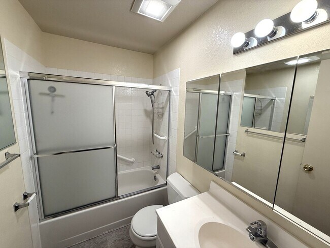 Building Photo - SPACIOUS TWO BED / TWO BATH UPPER-LEVEL CO...