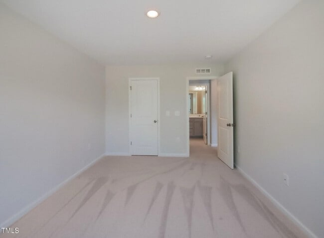 Building Photo - Modern New Townhome | 3 Bed/2.5 Bath | End...