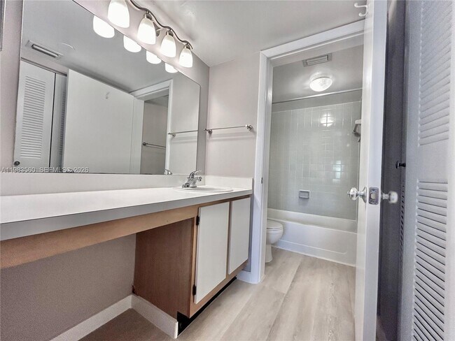 Building Photo - 2811 N Oakland Forest Dr