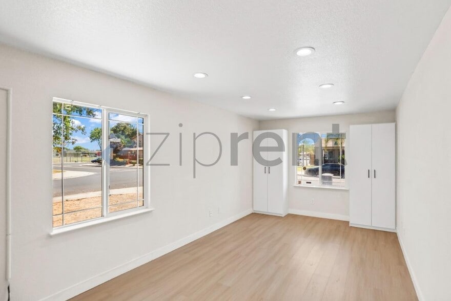 Building Photo - Unit A