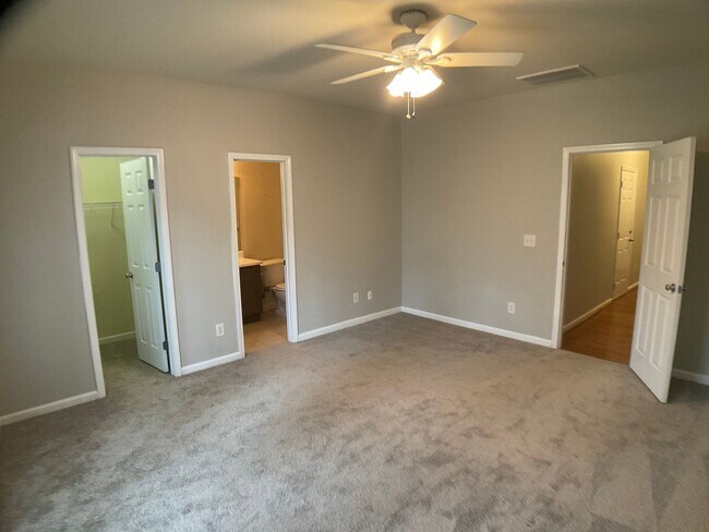 Building Photo - 3 Bed, 3.5 Bath Townhome with Garage!