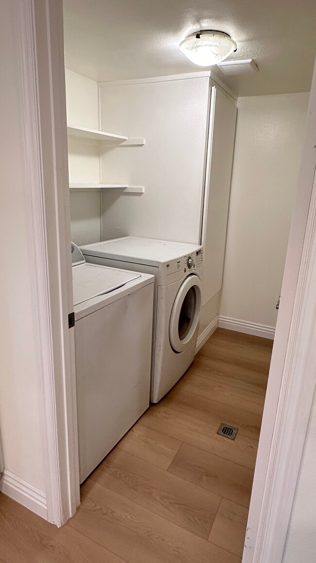 Building Photo - 1472 Camelot Dr