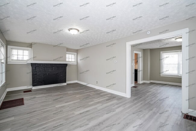 Building Photo - 1094 E 16th Ave