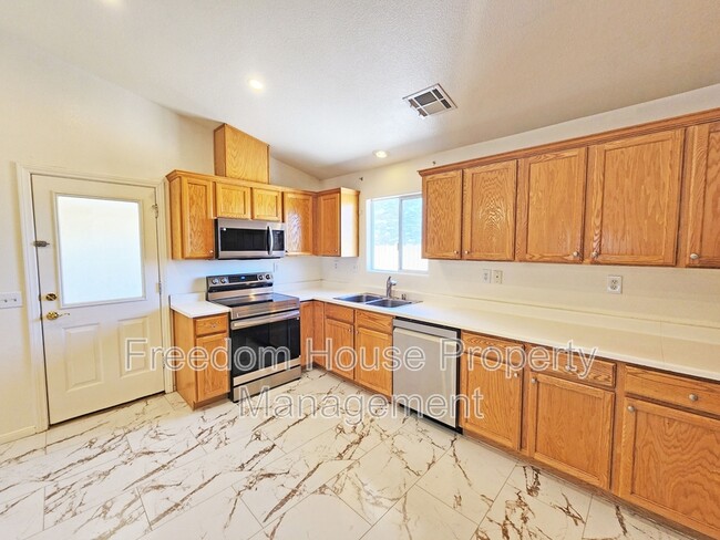 Building Photo - 600 San Lorenzo St