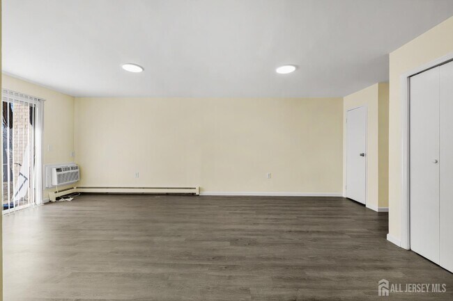 Building Photo - 400 Cranbury Rd