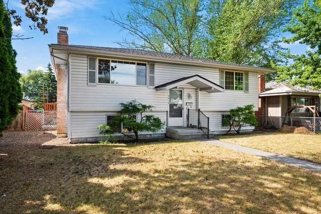 Building Photo - 4 Bedroom Northeast Spokane Home - Availab...