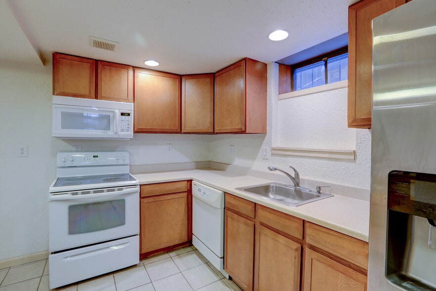 Building Photo - 3301 Kearney St