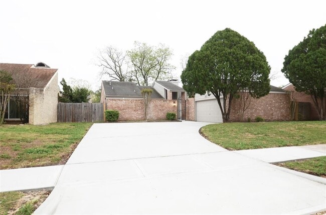 Building Photo - 2023 Woodland Springs St