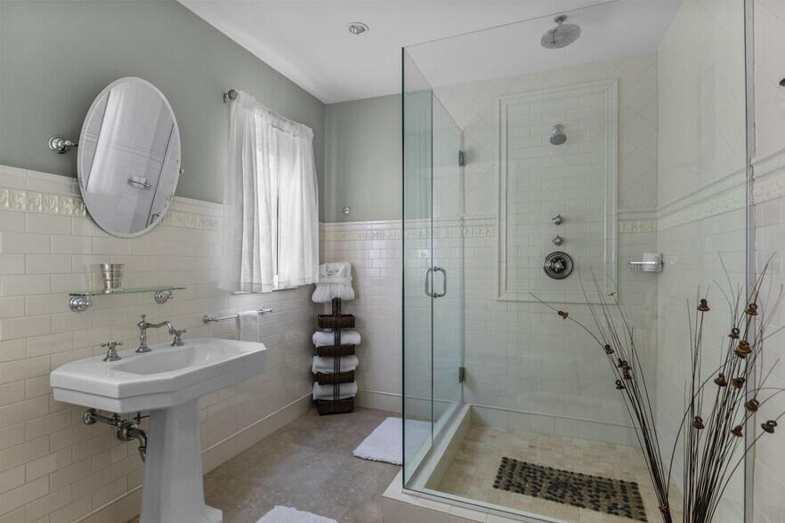 Building Photo - 2856 Glendower Ave