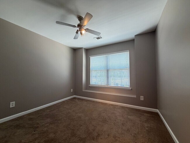 Building Photo - 422 Delta Dr