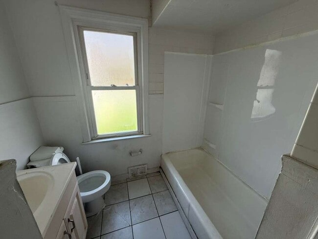 Building Photo - 3-BED, 1 BATH BEAUTIFUL SINGLE- FAMILY HOME IN MAPLE HEIGHTS!.
