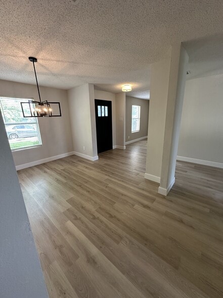 Building Photo - 1536 Melrose Ln