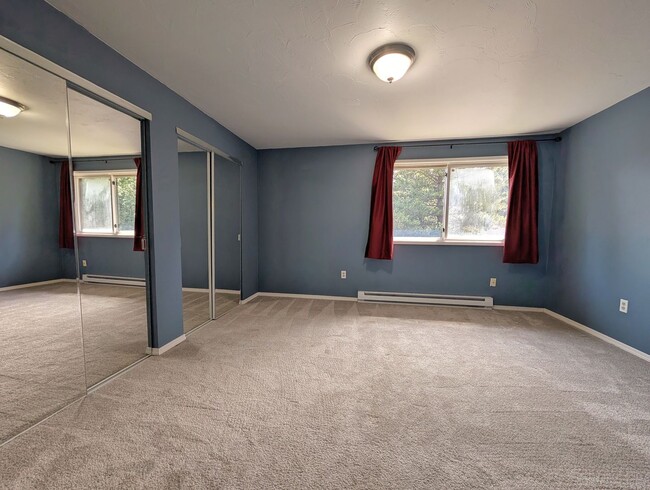 Building Photo - Valley Townhome, 3BD/1.5BA, Fully Fenced Y...