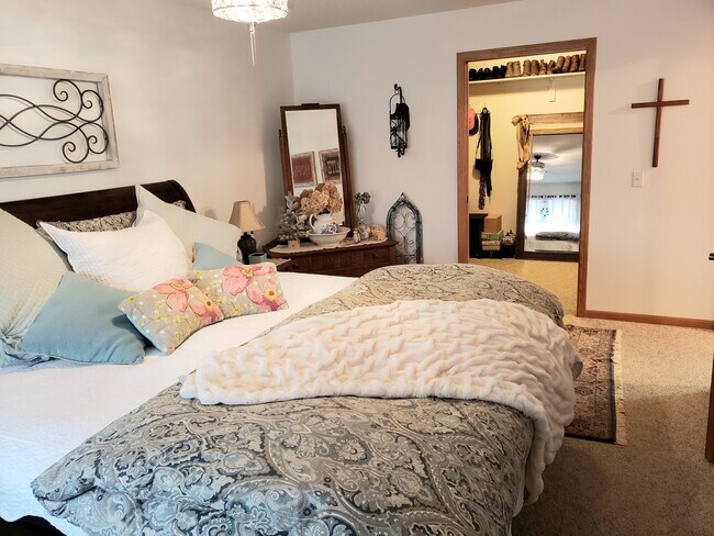 Building Photo - 1610 Upper Trentwood Cir NE