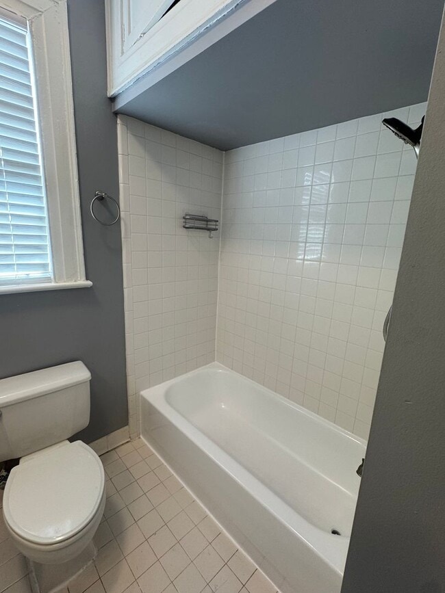 Building Photo - Lovely Cloverdale Idlewild Home