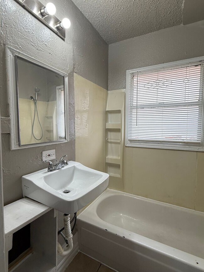 Building Photo - Cozy 1BR in the Heart of OKC – Walk to Plaza District